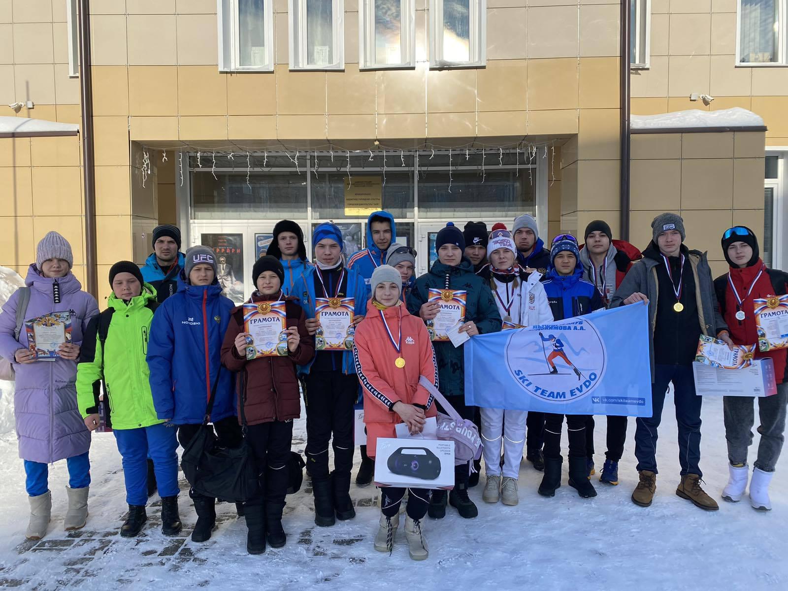 Учащиеся участвовали в лыжной гонке.