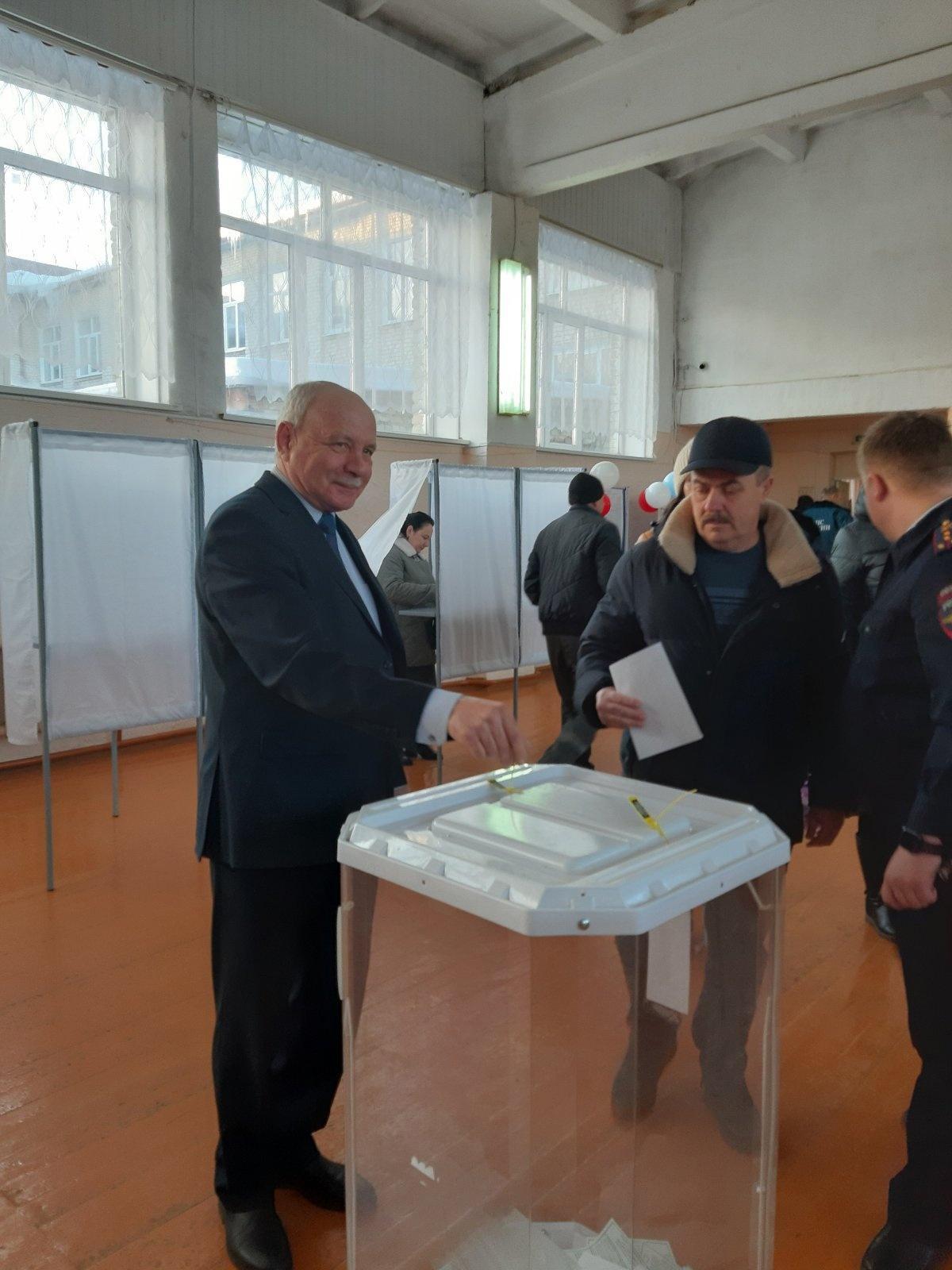Выборы стартовали на избирательном участке в Карсунской школе.