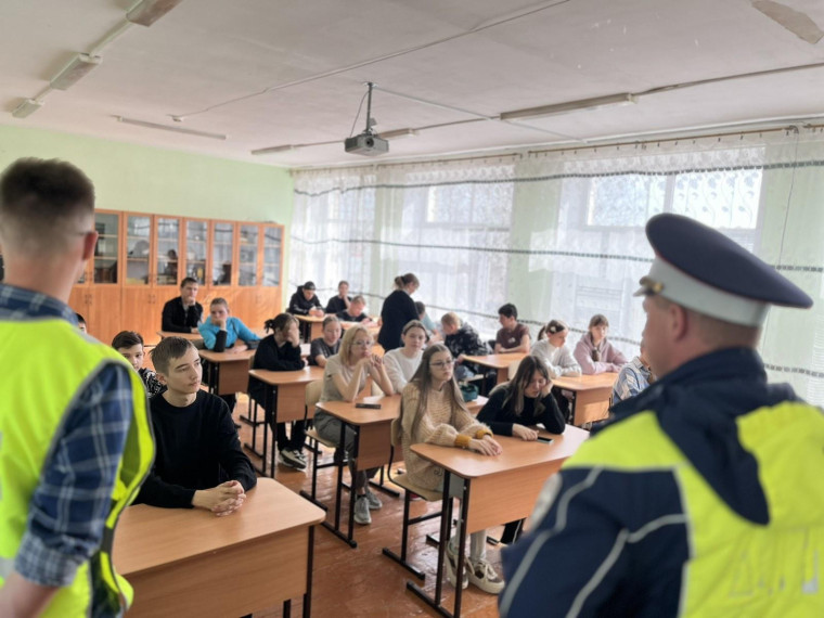 Встреча с инспектором ГИБДД прошла в Карсунской средней школе.